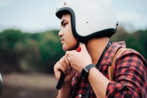 ¿Se puede sufrir un traumatismo craneal con casco?